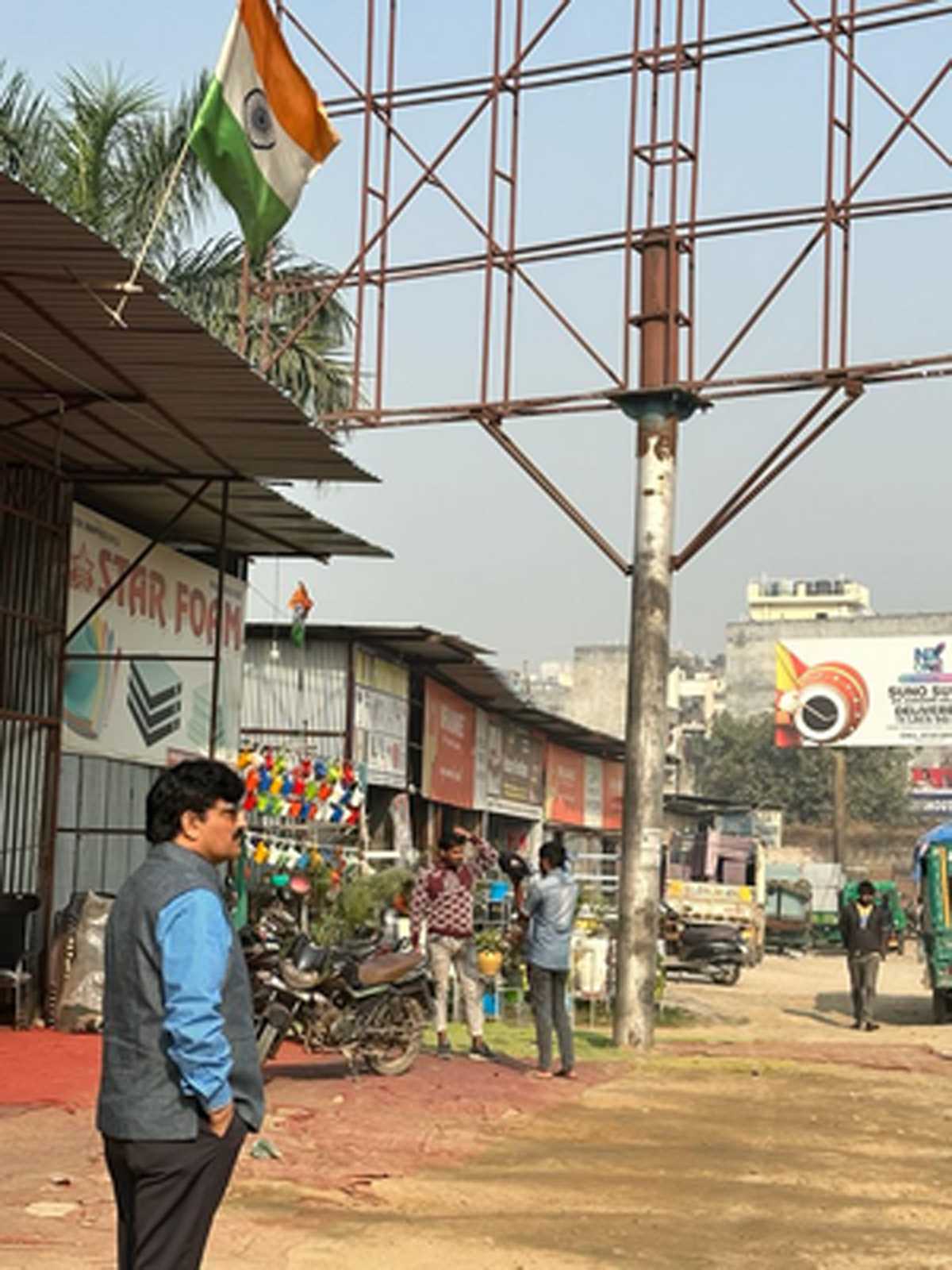 ग्रेटर नोएडा प्राधिकरण का अवैध यूनिपोल पर चला डंडा, 30 लाख की लगी पेनाल्टी